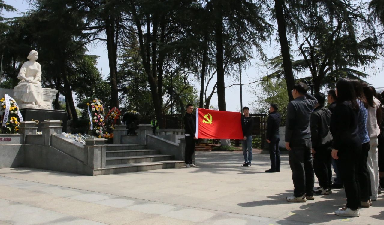 缅怀革命先烈 赓续红色精神丨六合神童医药集团党委组织开展清明祭扫主题活动